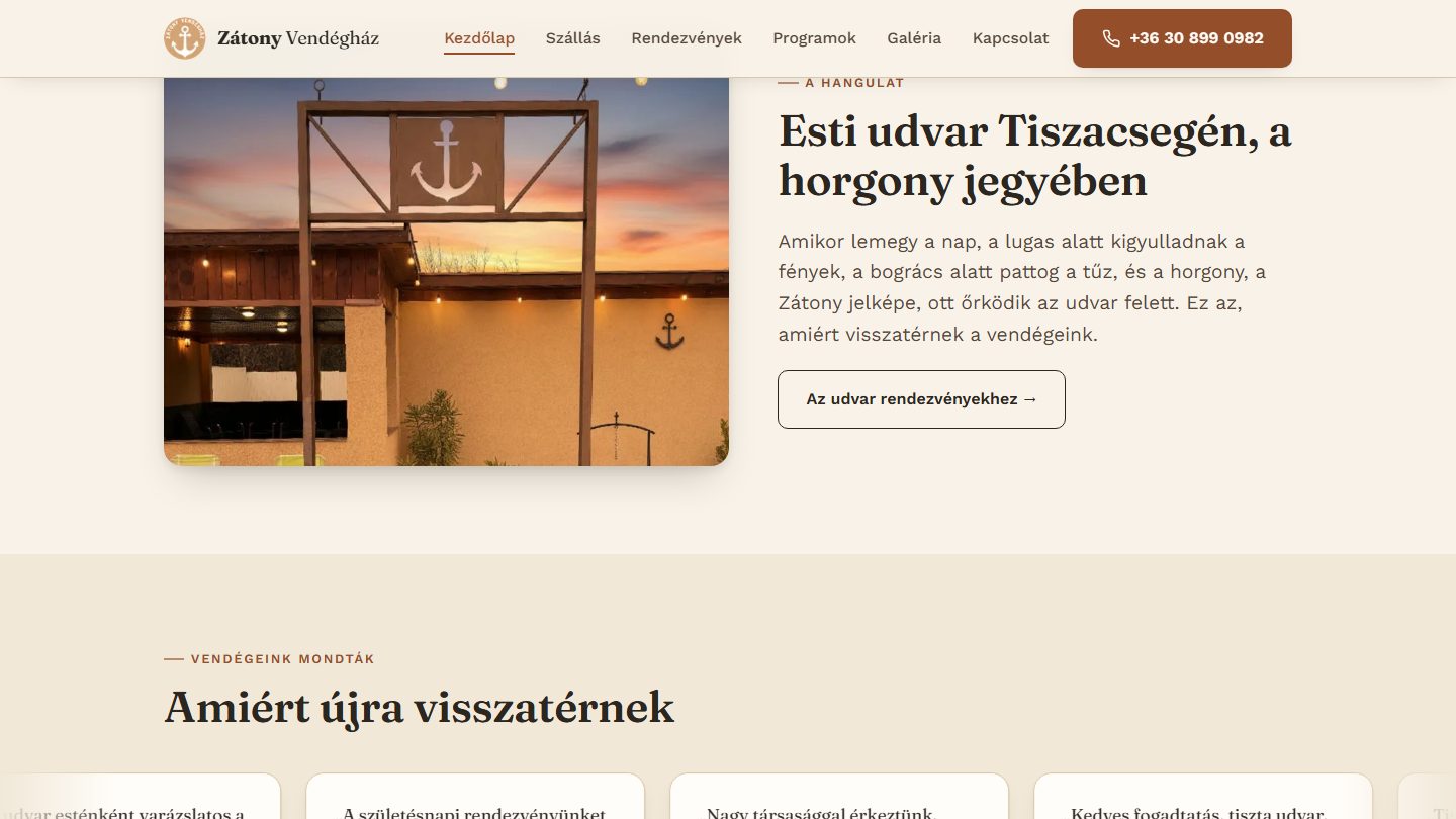 A Zátony Vendégház esti udvara naplementében, a lugas fölött a horgonyos táblával, mellette a szakasz szövege