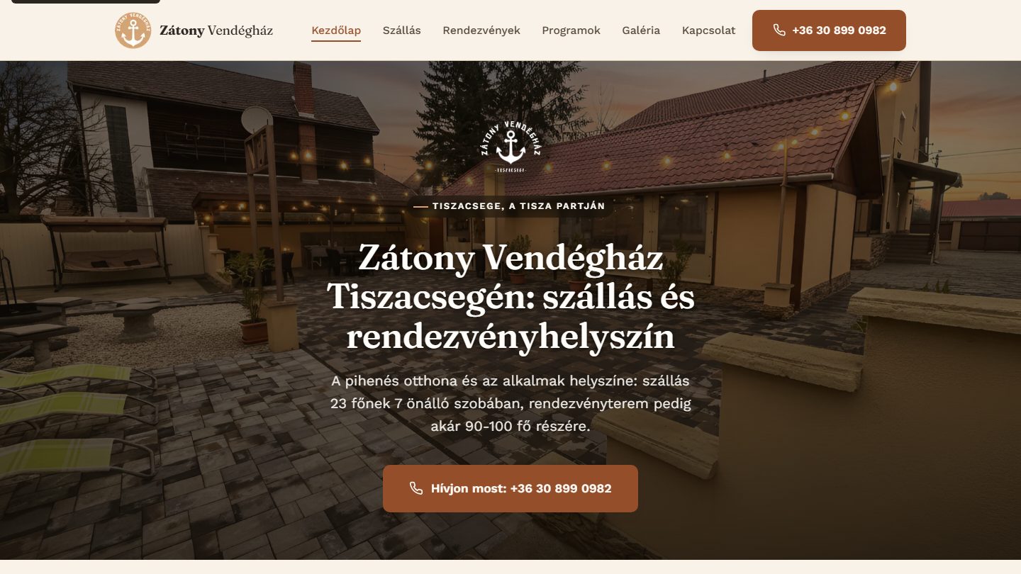 A Zátony Vendégház nyitóképe: a horgony jel, a vendégház esti udvara, alatta a telefonszámra vezető gomb